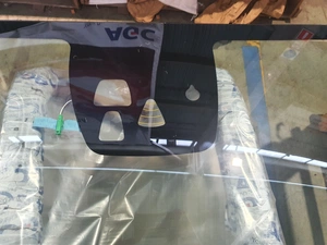 VOLVO XC60 2013 - стекло ветровое, камера,полный обогрев, датчик дождя и света, доп. вырез под камеру, окно под VIN от AGC