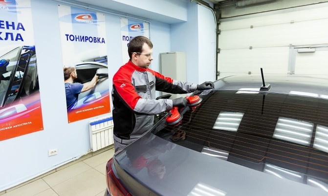 Особенности замены заднего автостекла